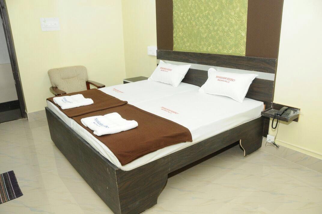 Tripura Sundari Residency Hotel Madanapalle Buitenkant foto