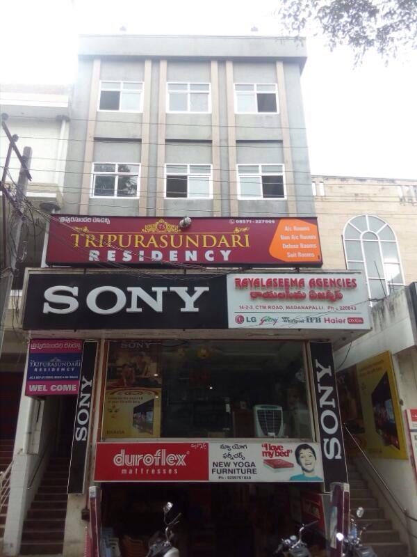 Tripura Sundari Residency Hotel Madanapalle Buitenkant foto